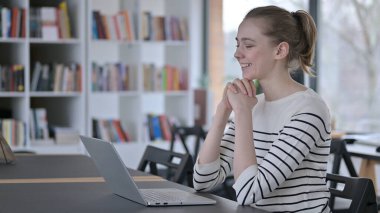 Kütüphanedeki Genç Kadın tarafından dizüstü bilgisayarda görüntülü sohbet