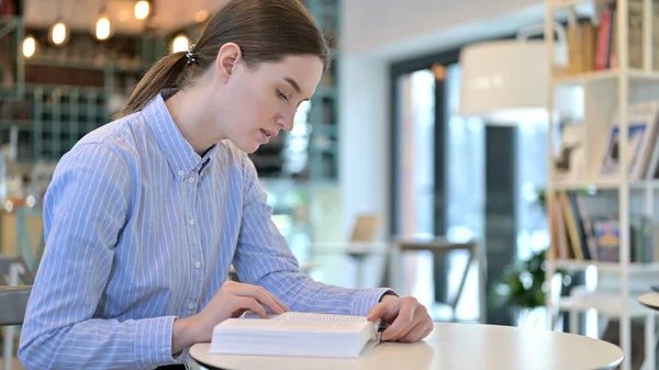 Focado Jovem mulher leitura Livro no Café — Fotografia de Stock