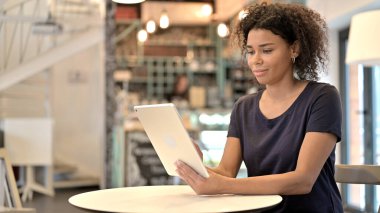 Kafe 'de Güzel Afrikalı Kadın tarafından dijital tablet kullanımı