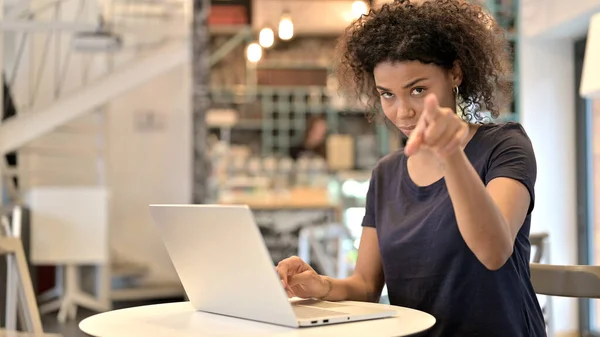 Jovem mulher africana com laptop apontando com o dedo — Fotografia de Stock