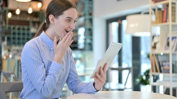 Zajímá vzrušená žena s tabletou v kavárně, úspěch — Stock fotografie