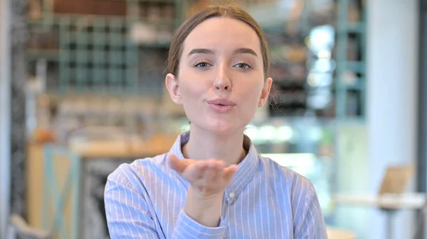 Retrato de Flying Kiss por Jovem Mulher Atraente — Fotografia de Stock