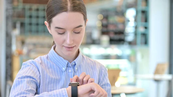 Portrait de jeune femme utilisant Smartwatch — Photo