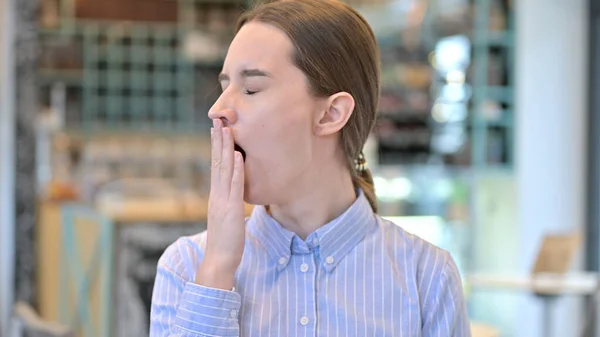 Portrait de la jeune femme fatiguée bâillant — Photo