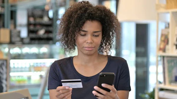 스마트폰으로 온라인 쇼핑을 하는 아프리카 여성 — 스톡 사진