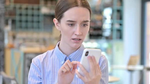 ( 영어 ) Young Woman Reacting to Online Loss on Smartphone — 스톡 사진