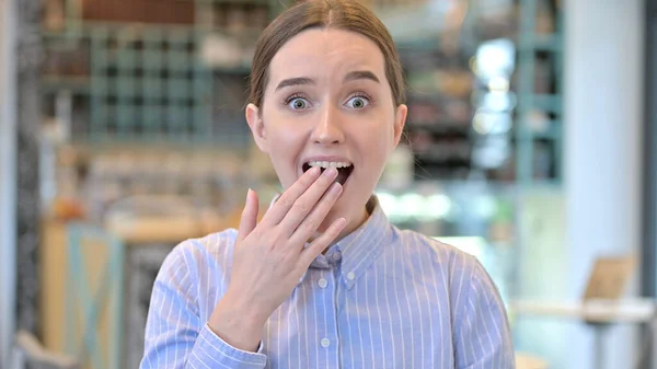 Portrait of Happy Surprised Young Woman — Stock Photo, Image