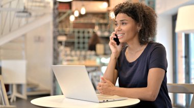 Genç Afrikalı Kadın Kafe 'de Akıllı Telefonla Konuşuyor