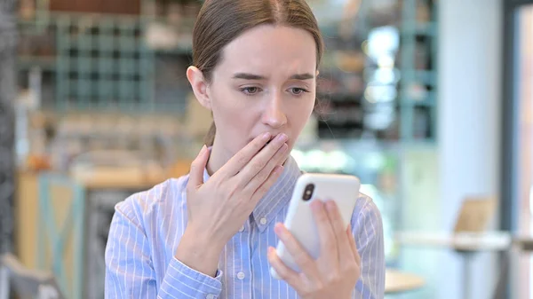 Ritratto di giovane donna in shock guardando Smartphone — Foto Stock