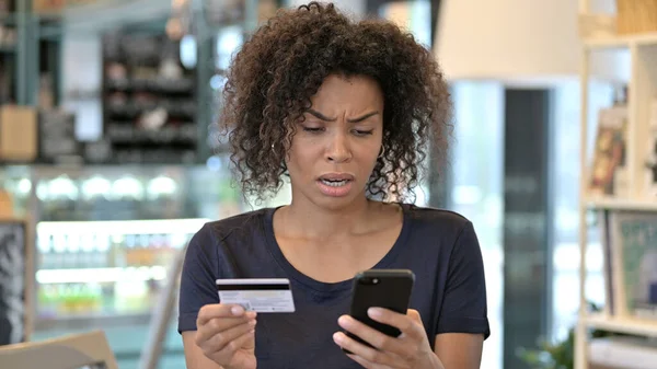 온라인 쇼핑의 실패로 충격을 받은 아프리카 여성 — 스톡 사진