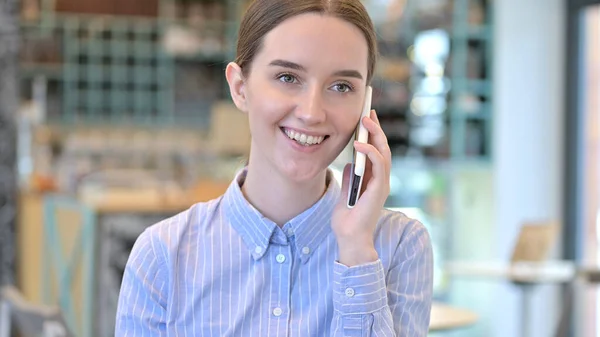 Portrét mladé ženy mluvící na chytrém telefonu — Stock fotografie