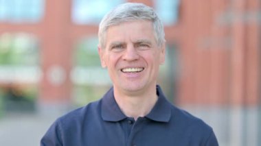 Neşeli Orta Çağ Adamı 'nın El Sallayan Açık Hava Portresi