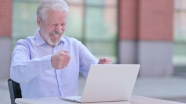Açıkhava Başarılı Eski İş Adamı Laptop 'ta Kutluyor