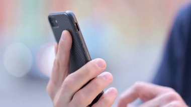 Ortaçağ Erkeğinin Ellerinin Kapalı Kapısı Akıllı Telefona Kaydırıyor