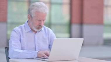 Dışarıda yaşlı iş adamı öksürüyor.