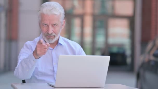 Draußen alter Geschäftsmann zeigt mit dem Finger auf den Kopf Ja-Zeichen — Stockvideo