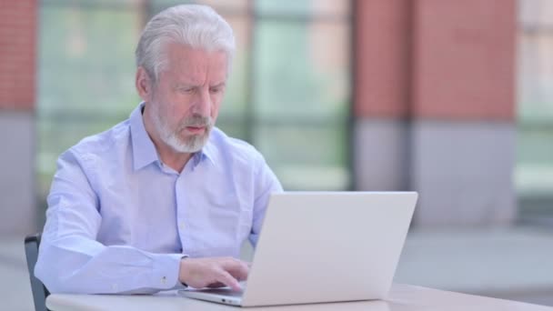 Εξωτερική παλιά επιχειρηματίας που έχει πονοκέφαλο και τη χρήση του Laptop — Αρχείο Βίντεο
