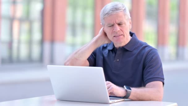 Utomhus trött medelålders affärsman med nacksmärta på laptop — Stockvideo