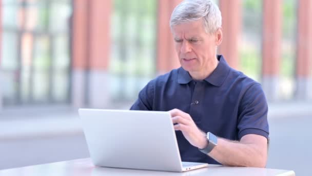 Outdoor Middeleeuwse Zakenman met hoofdpijn op Laptop — Stockvideo