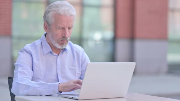屋外野心的な古いビジネスマンがノートパソコンで作業 — ストック動画