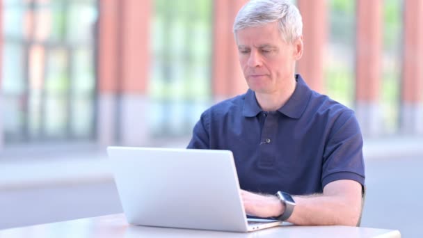 Outdoor Middeleeuwse zakenman toont duimen omhoog tijdens het gebruik van laptop — Stockvideo