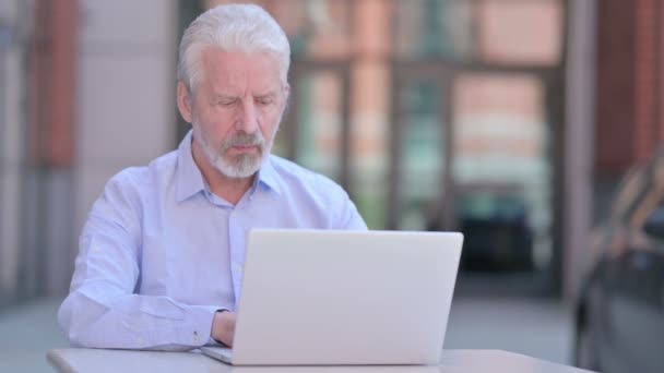 Utomhus Old Businessman säger nej med Finger Sign — Stockvideo