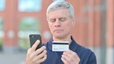 Smartphone 'da kredi kartı kullanan Orta Çağ Adamı Açık Hava Portresi
