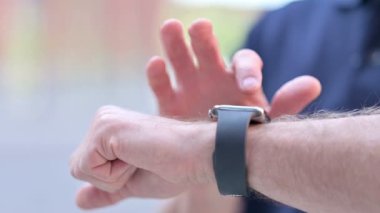 Smartwatch 'ta Orta Çağlı Adamın Ellerinin Kapalı Kapısı Kaydırıyor
