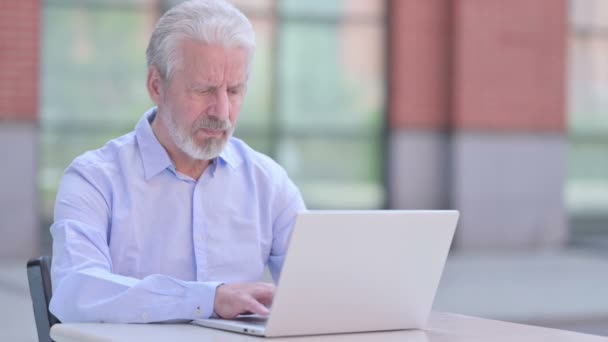 Outdoor Oude Zakenman met nekpijn en het gebruik van laptop — Stockvideo