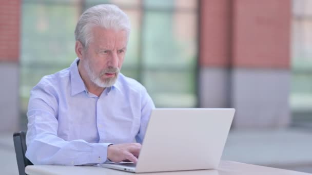 Utomhus Upprörd gammal affärsman få chockad på laptop — Stockvideo