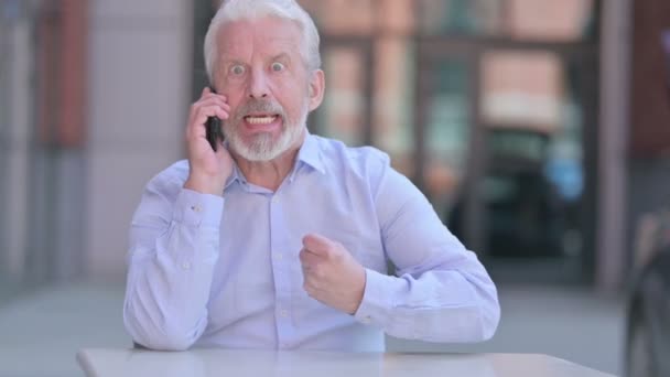 Outdoor arrabbiato vecchio imprenditore avendo argomento su Smartphone — Video Stock