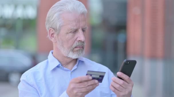 Ritratto all'aperto di vecchio imprenditore che utilizza carta di credito su Smartphone — Video Stock