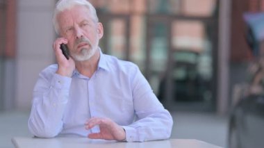 Açıkta Hırslı Eski İş Adamı Akıllı Telefonla Konuşuyor