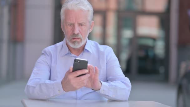 Наружное расстройство старого бизнесмена шокируют на смартфоне — стоковое видео