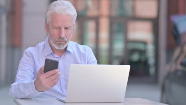 Kültéri Old Businessman segítségével Smartphone és Laptop — Stock videók