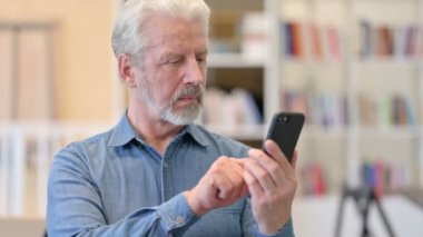 Smartphone 'da Yaşlıyı Kutlayan Heyecanlı Yaşlı Adam Portresi 