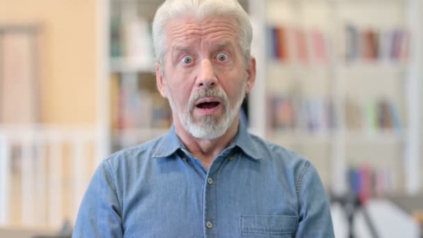 Portret van verontwaardigde oudere oude man voelt zich geschokt — Stockvideo