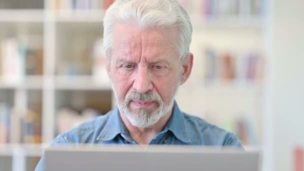 Портрет старшого старого бізнесмена, який відзначає успіх на ноутбуці — стокове відео