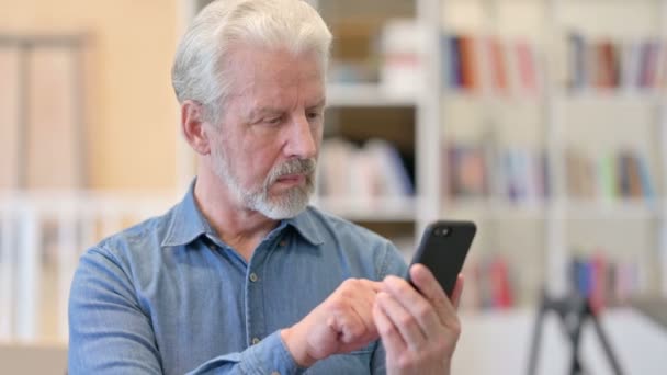 Ritratto di vecchio anziano sconvolto con perdita su Smartphone — Video Stock
