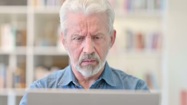 Portret van senior oude zakenman met laptop met hoofdpijn — Stockvideo