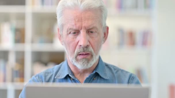Porträtt av äldre affärsman Reagera på förlust på laptop — Stockvideo