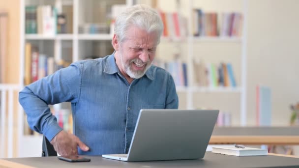 노트북을 가지고 있는 노인, 등의 통증 이 있는 도서관 — 비디오