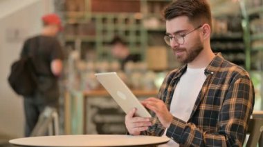 Başarı, Kafe 'deki Tablet' te Kutlama Genç Adam 