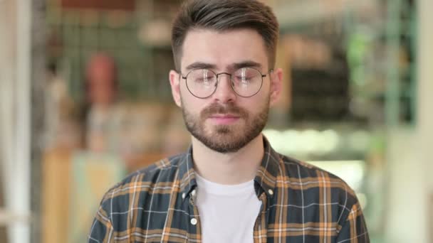 Portret van een jongeman die nee zegt bij Head Shake — Stockvideo