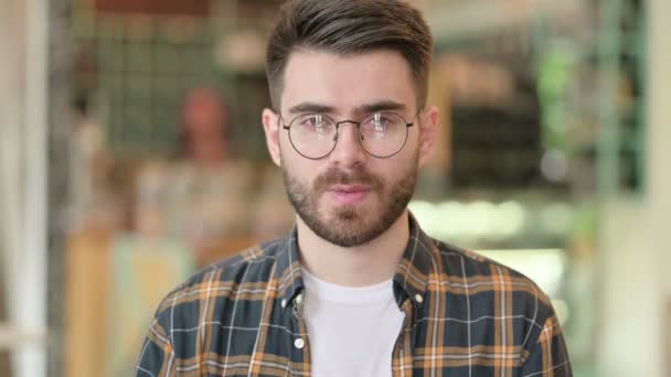 Porträt eines jungen Mannes, der Ja sagt, indem er den Kopf schüttelt — Stockvideo
