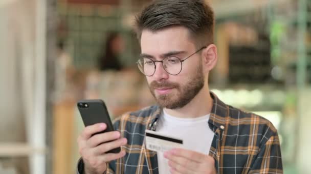 Retrato del joven haciendo pago en línea en Smartphone — Vídeo de stock