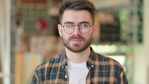 Neşeli Genç Adam Dalgalanması 'nın Portresi, Merhaba — Stok video