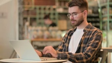 Kafe 'de çalışan Genç Adam' dan Başparmak İndirme 