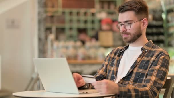 Onsuccesvolle Online Betaling op Laptop voor Young Man — Stockvideo