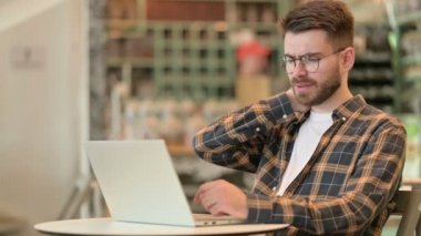 Laptoplu Genç Adam Kafede Boyun Ağrısı Var 